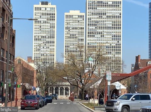 200 Lombard St, Philadelphia PA  19147-1605 exterior