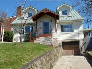 911 Scenic Dr, Charleston, WV 25311-1524