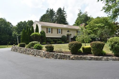 28 Craig Dr, Upper Stepney, CT 06468-2400