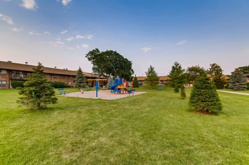 808 Old Willow Rd, Wheeling IL  60070-2144 exterior