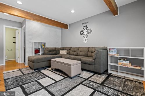 5637 Fort Corloran Dr, Springfield VA  22015-2114 exterior