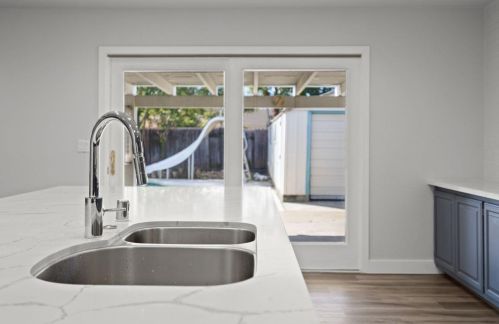 8716 Lodestone Cir, Elk Grove CA  95624-2520 exterior
