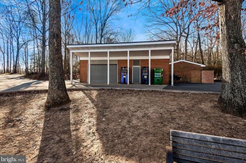 10008 Chestnut Wood Ln, Springfield VA  22015-2701 exterior