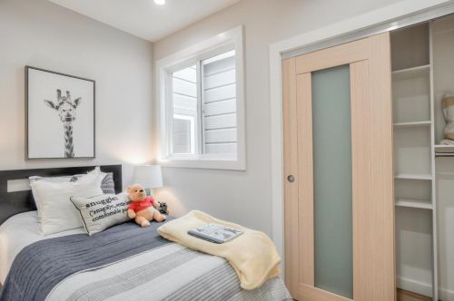 260 Girard St, San Francisco CA 94134-2110 exterior