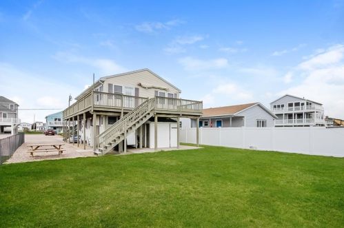 21 Montauk Ave, Westerly, RI 02891-5311