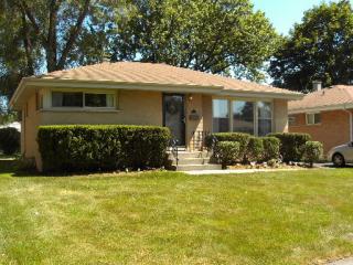 132 Rosemont Ave, Keeneyville, IL 60172-1132