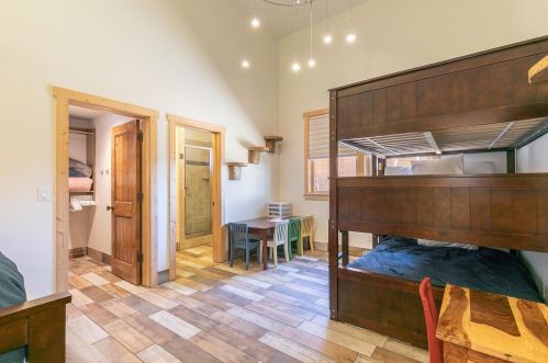 196 Basque Dr, Truckee CA  96161-3917 exterior