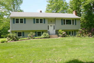 35 Mountainside Dr, Upper Stepney, CT 06468-1020