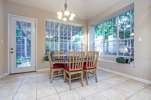 2561 Grn Oak Dr, Carrollton TX 75010-4221 exterior