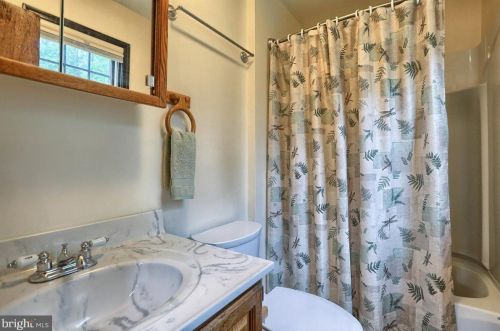 2122 Walnut Bottom Rd, Carlisle PA 17015-9122 exterior