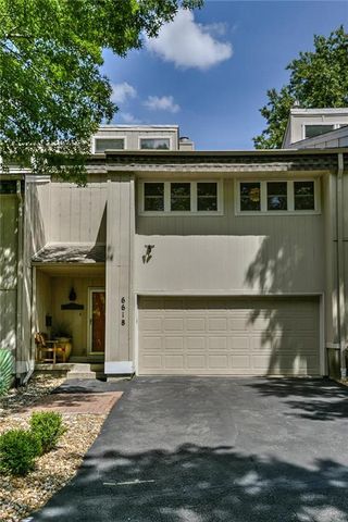 6618 Charles St, Shawnee Mission, KS 66216-2786