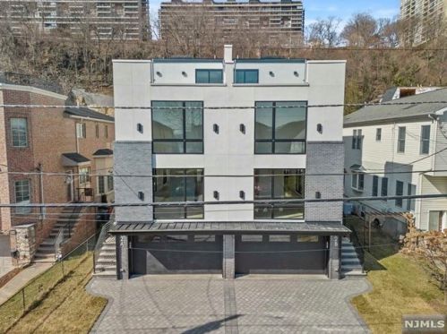92 Myrtle Ave, Edgewater, NJ 07020-1406
