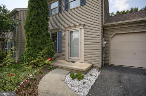 9 Mill Pond Dr, Lancaster PA  17603-7412 exterior