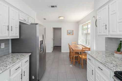 1917 Middle Gln Dr, Carrollton TX 75007-2418 exterior