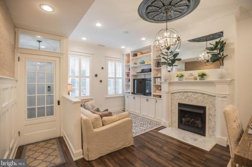 219 Carpenter St, Philadelphia, PA 19147-4213