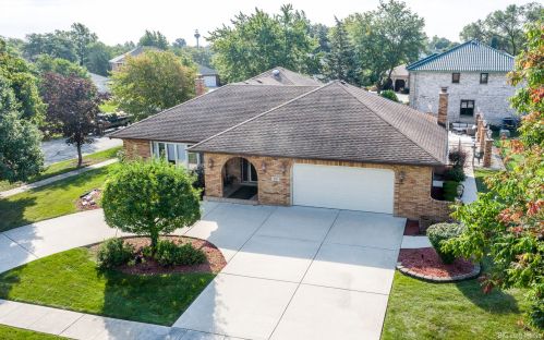 331 Ridgemoor Dr, Willowbrook IL  60527-5462 exterior