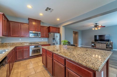 925 Clearwater Creek Blvd, Manteca, CA 95336-8354