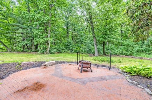1090 Avery St, Wapping CT  06074-2301 exterior