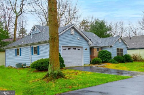 501 Petunia Ln, Lakehurst, NJ 08759-4319