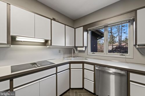 1 Hemlock Ct, Princeton NJ  08540-4708 exterior