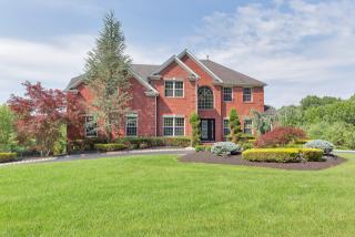 4 Malverne Rdg, Holmdel Village, NJ 07733-2033