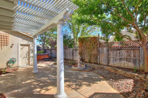 5616 Mingee Way, Elk Grove CA  95757-1647 exterior