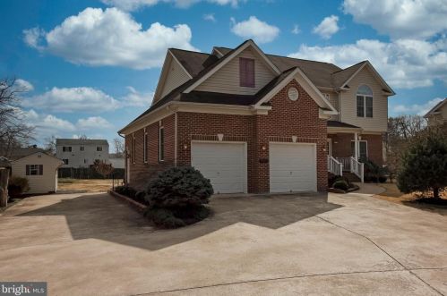 7337 Hooes Rd, Springfield VA  22150-4408 exterior