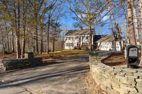 2 Boston Dr, Gales Ferry, CT 06339-1903