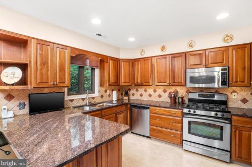 71 Woodmont Dr, Trenton, NJ 08648-2119