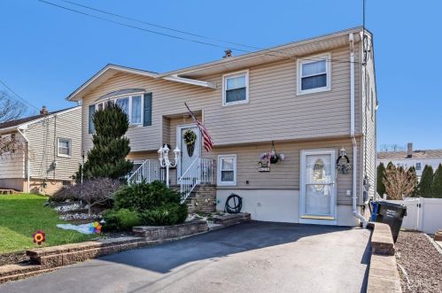24 Vernon St, Sewaren, NJ 07077-1264