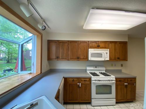252 Sayre Dr, Princeton NJ  08540-5841 exterior