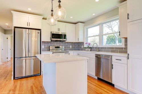 7 Algonquin Dr, Middletown, RI 02842-4573