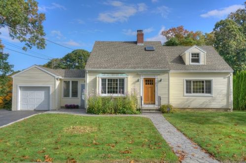 6 Tanager Ln, Gales Ferry, CT 06335-1056