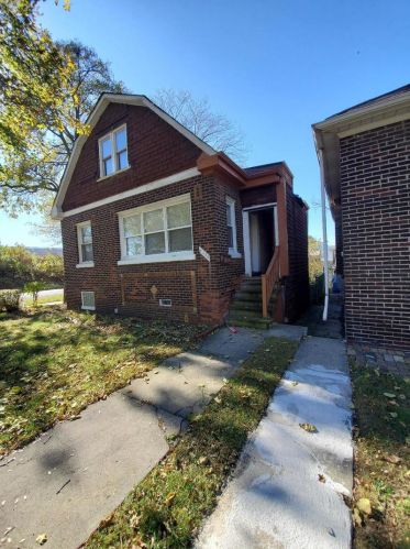 9356 Saginaw Ave, Chicago, IL 60617-4138