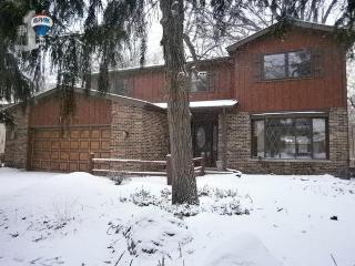 8420 Autumn Dr, Downers Grove, IL 60517-4539