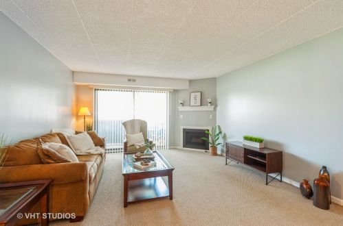 498 Timber Ridge Dr, Carol Stream, IL 60188-3202