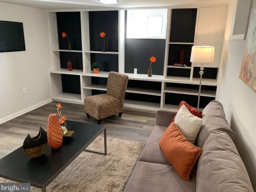 9407 Colesville Rd, Silver Spring MD 20901-4819 exterior