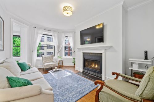 445 Surf St, Chicago, IL 60657-6105