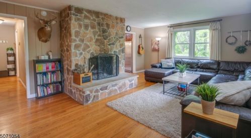 6 Circle Dr, Lebanon, NJ 08833-4206