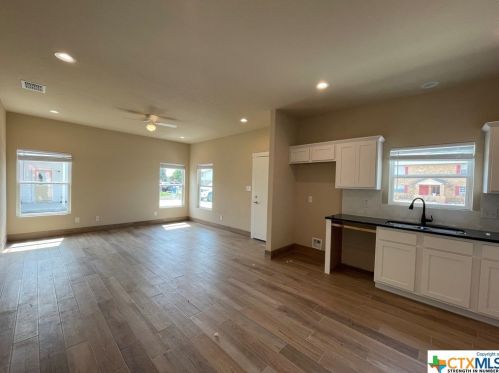 1168 Sycamore St, Seguin TX  78155-2125 exterior