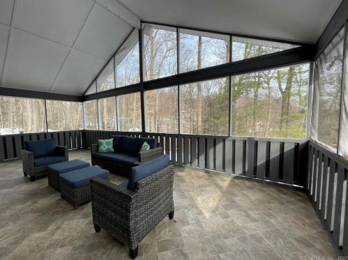 6 Little Fox Run, Huntington CT  06484-1619 exterior