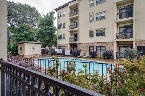 2230 Cheshire Bridge Rd, Atlanta GA  30324-5706 exterior
