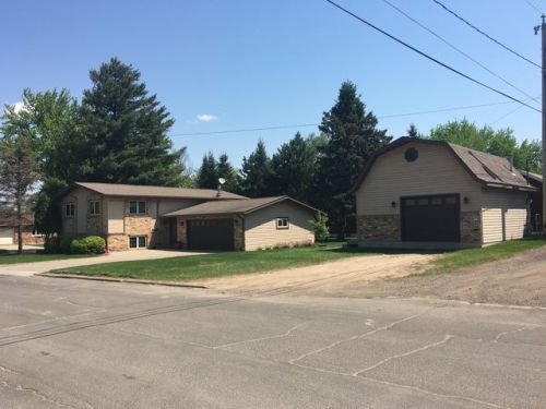 635 8th St, Chisholm, MN 55719-1350