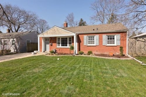 226 Lagoon Dr, Northfield, IL 60093-3540