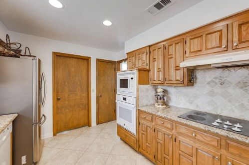 2614 Timberleaf Dr, Carrollton TX 75006-2040 exterior