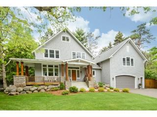 3285 Emmert St, Saint Paul, MN 55126-4116