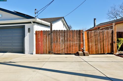 6997 Cedar Ln, Pleasanton, CA 94568-2511