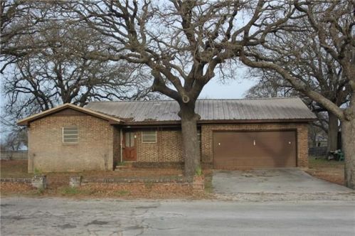 764 Cato St, De Leon, TX 76444-1310