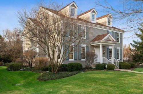 1498 Midway Ln, Glenview, IL 60026-7738