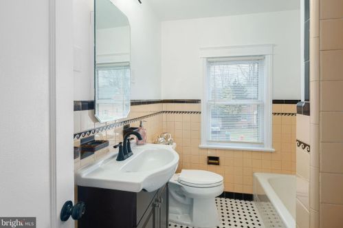 450 Elm Ave, Tavistock NJ  08033-2645 exterior